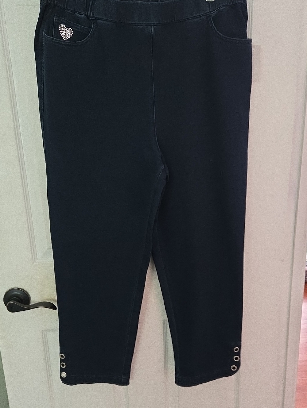 Quacker Factory Navy Cropped Capri Jeans with Rhinestone Heart